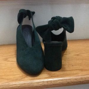 Round heel with bow in back